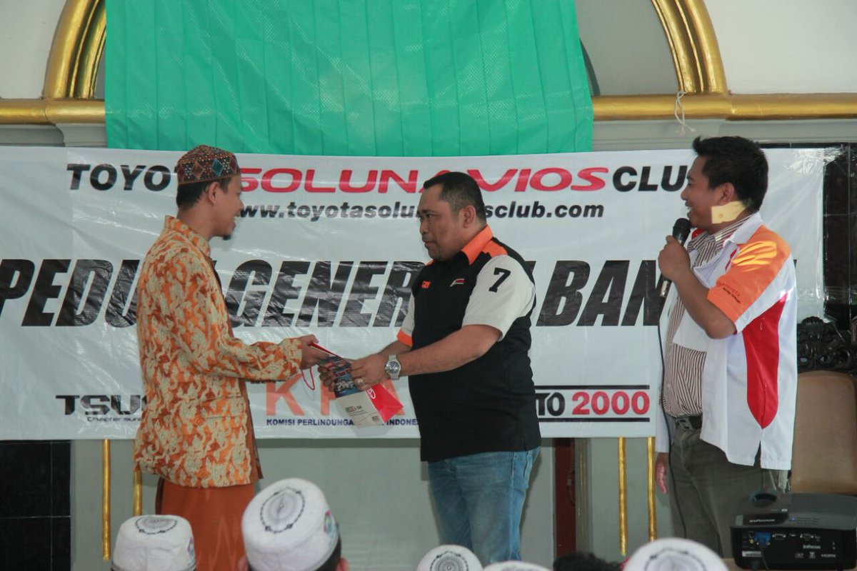 Pemberian Goodie Bag dari <a href="/Auto2000ID/">ؚAuto2000ID</a> Ahmad Yani Surabaya diwakili oleh Bpk Siswanto didampingi Ketua TSVC Surabaya Bpk Gus Faiz  <a href="/ToyotaID/">Toyota Indonesia</a>