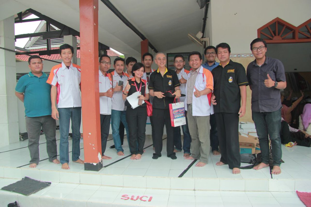 Foto bersama rekan2 TSVC Surabaya dengan tim dari Gerakan Nasional Anti Narkotika (GRANAT) pd acara TSVC Peduli Generasi Bangsa <a href="/ToyotaID/">Toyota Indonesia</a>