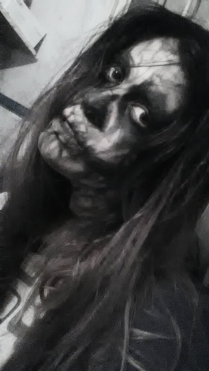 kass_forneris's tweet photo. Noche fatal sin amanecer si tientas con tu tierno cuerpo a lucifer #makeup #demon #Hallowen Huye que te coje la muerte 💀✝ https://t.co/7DUaiTA4tG