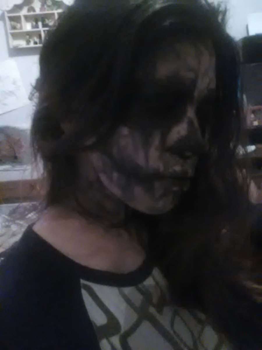 kass_forneris's tweet photo. Noche fatal sin amanecer si tientas con tu tierno cuerpo a lucifer #makeup #demon #Hallowen Huye que te coje la muerte 💀✝ https://t.co/7DUaiTA4tG