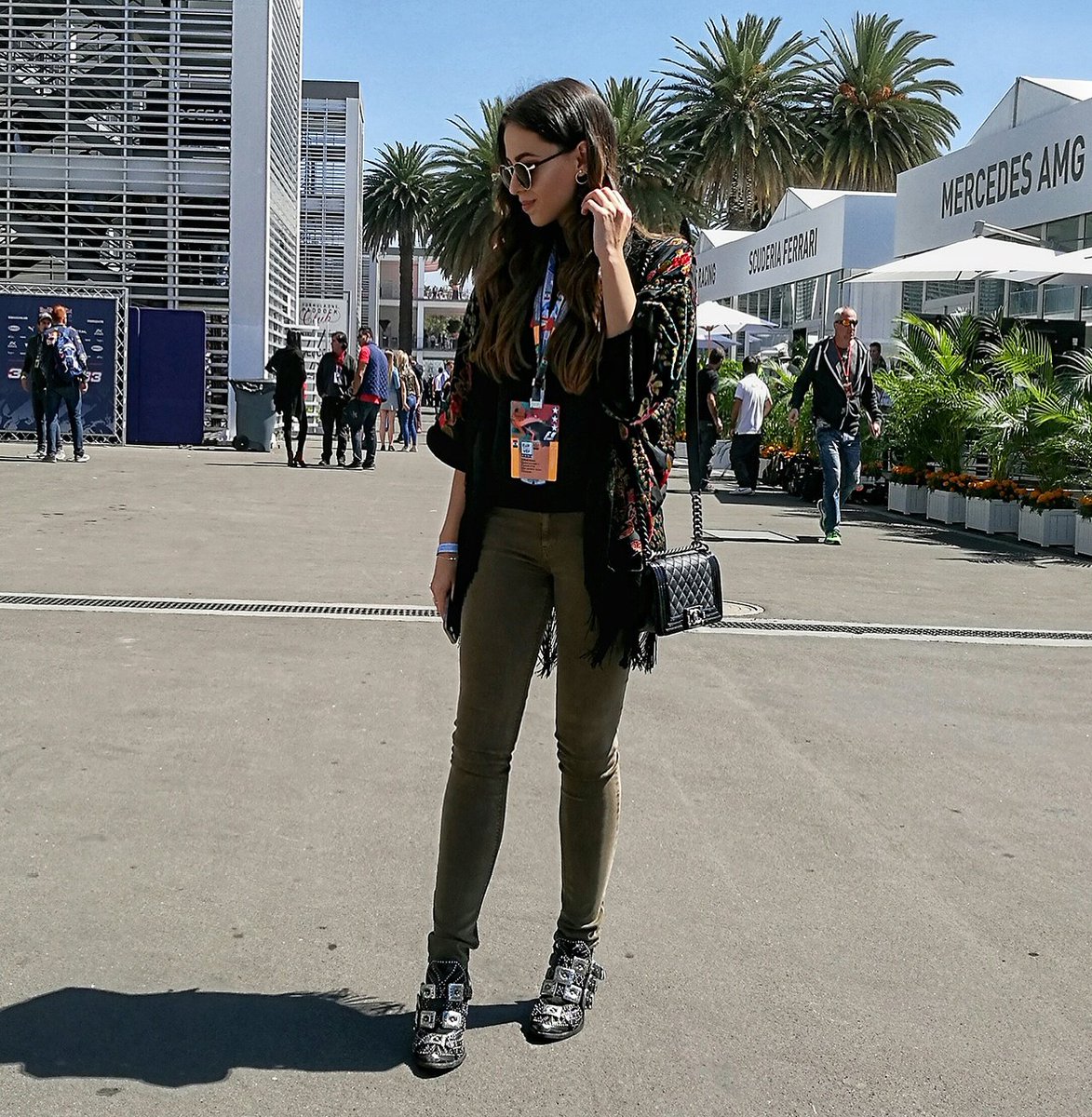 blogitmexico's tweet photo. Algo de lo que fue mi día 2 en @F1 🙌 #Formula1 #MexicoGP #F1paddockclub #VeuveClicquot https://t.co/aA0xYamqD5