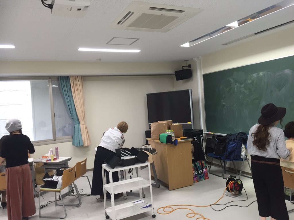 おはようございます☀
とうとうミスコン当日となりました！

HAIR CHERRY COKEさんがヘアメイクをしてくださっています\(  ˆoˆ  )/

14時からS棟前ステージでミスコンがおこなわれます！ぜひ見にきてください😍