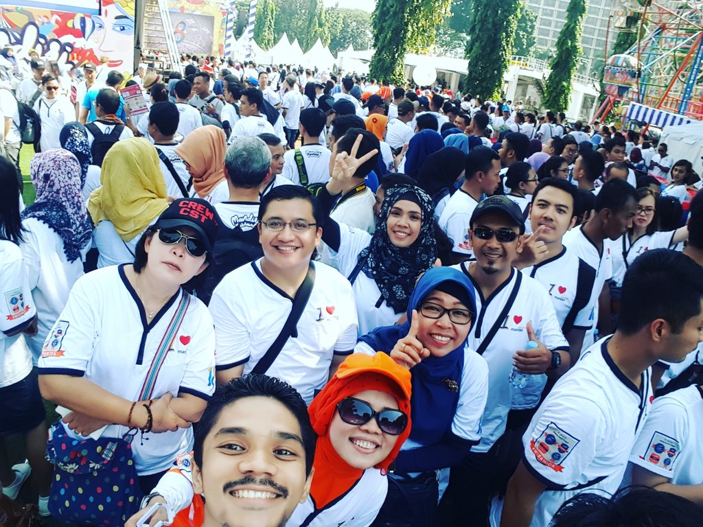 mega_pujianto's tweet photo. We are #mandirians #workingatmandiri at #mandirikarnaval2016 #mandirikarnaval https://t.co/dLpjr4bPsH