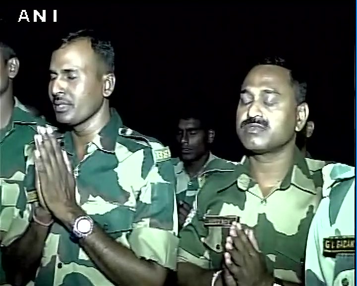 ANI's tweet photo. #Correction Bikaner (Rajasthan): BSF celebrates Diwali at the border (29th October) https://t.co/nrLKTyzjKt