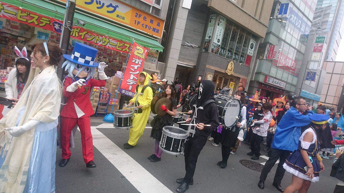 【怪盗ジョーカー×溝口ハロウィン】ハロウィンキッズ＆ファミリー仮装パレード２回目がスタートです！ジョーカーも音楽に合わせて踊りながら溝口の町をまわっています♪#怪盗ジョーカー