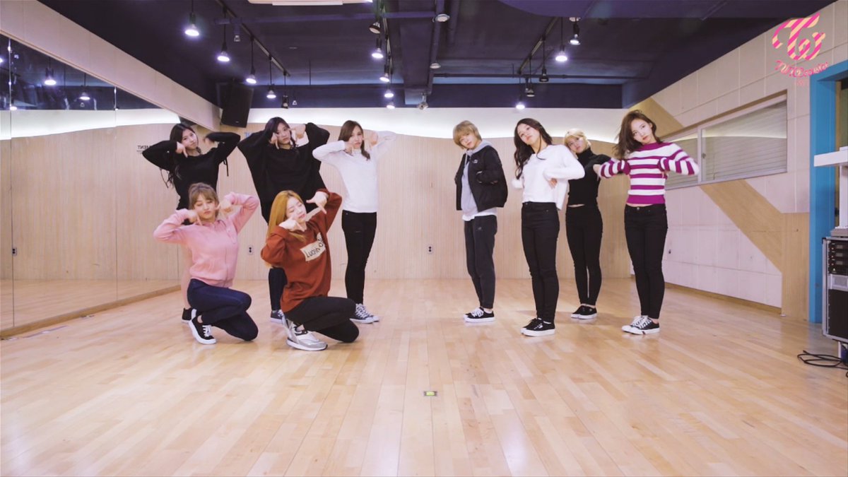 JYPETWICE's tweet photo. TWICE(트와이스) "TT" 
Dance Practice Video
@ 2PM on V app TWICE CHANNEL 

오늘 SBS 인기가요에서 못보여드린 TT! V앱에서 트둥이들의 TT 안무영상으로 만나보세요!

#TWICE #트와이스 #TT https://t.co/32Pi4lMPPd