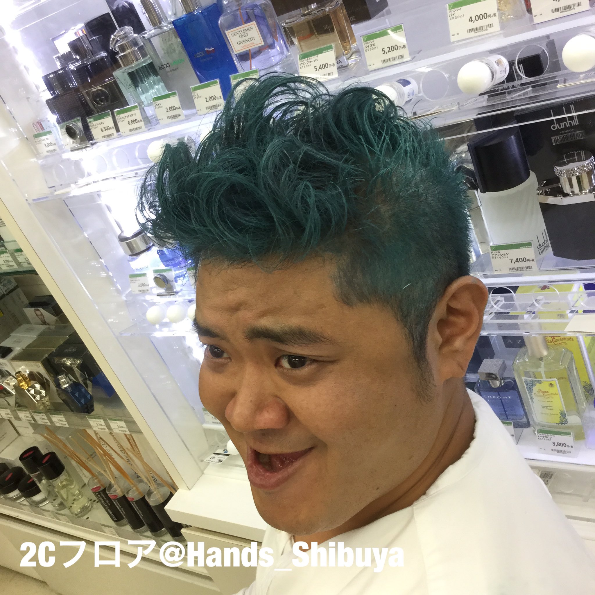 ハンズ渋谷店 髪を緑にする方法 ヘアチョーク ワックスを混ぜる時に水を少し足しながら混ぜると髪に乗せやすいです はい 綺麗なグリーンカラーに早変わり ハンズ渋谷 2cフロア ひら T Co Fery6f79sk Twitter