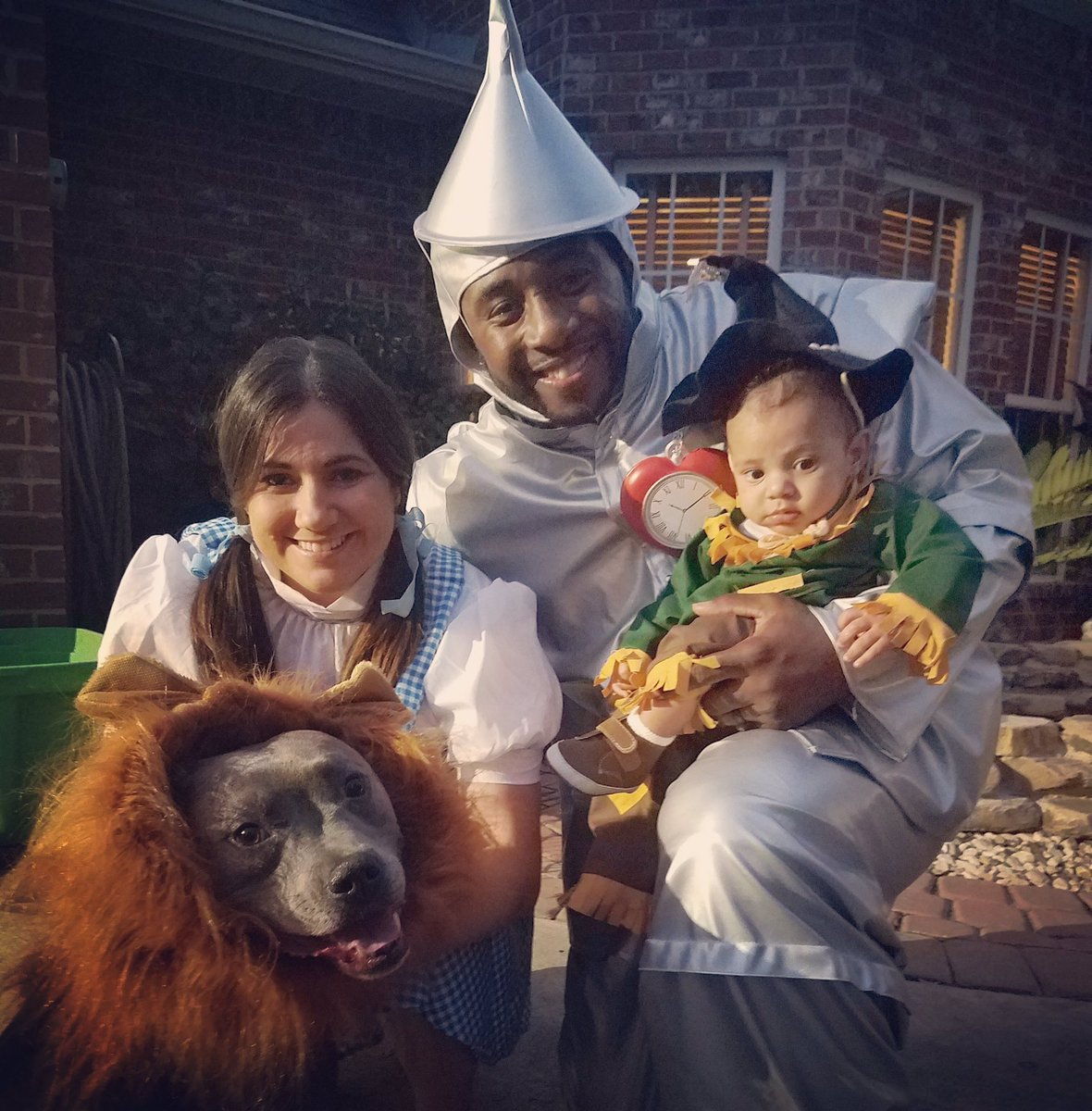 JessicaTheBuzz's tweet photo. Happy Halloween 👻🎃!! #TheWizardOfOz #TheLewisFamily https://t.co/je7CODERbk