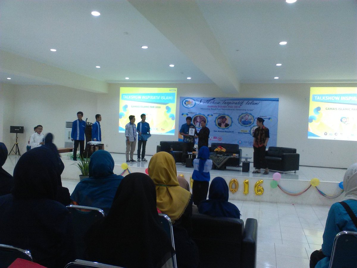 [LIVE REPORT GIF 2016]
Pemberian kenang kenangan kepada pembicara Ust. Akbar, Ust. Fatan, dan moderator Adha T.
