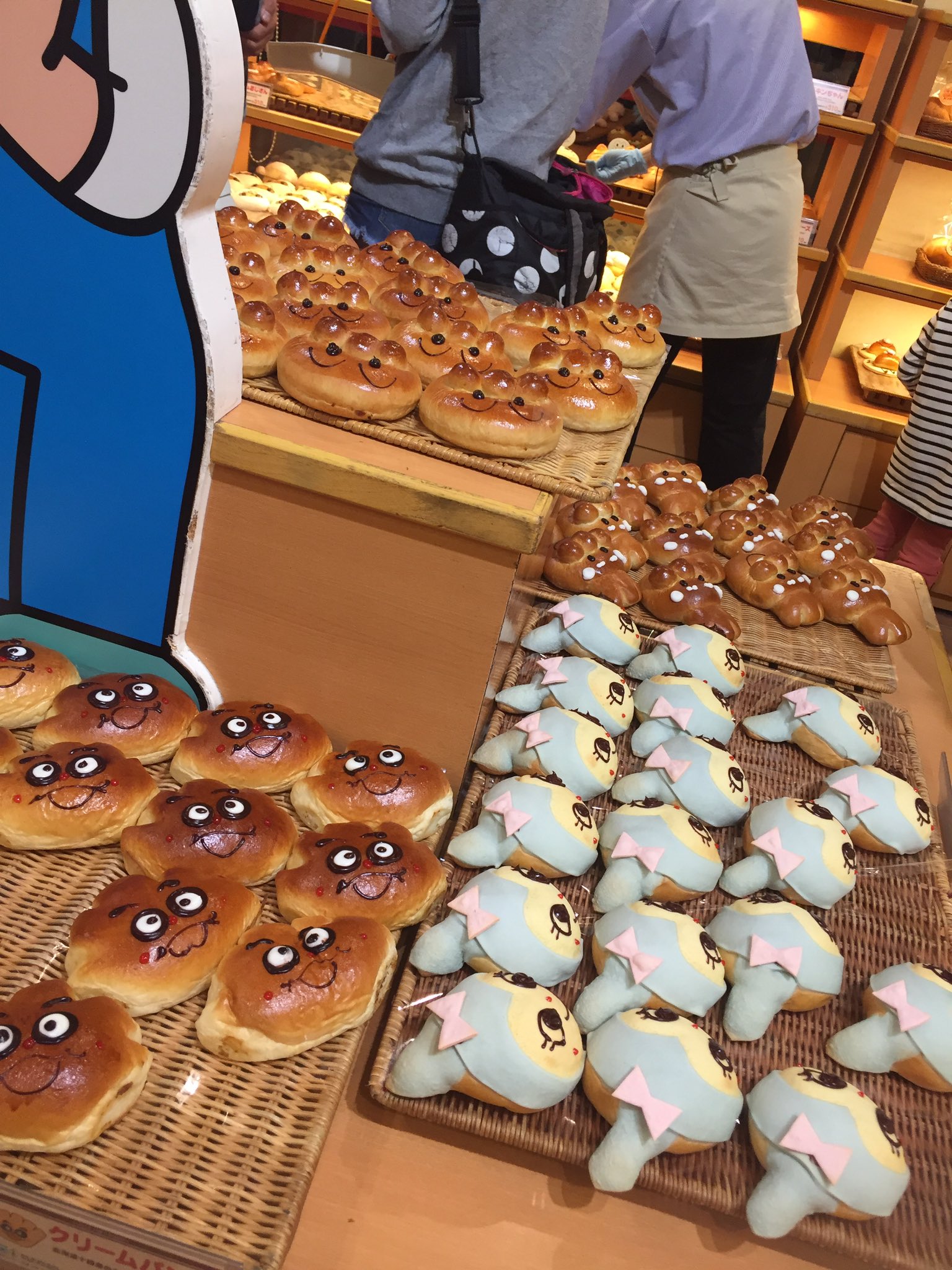 のの子 アンパンマンミュージアム行ってきました ジャムおじさんのパン屋さんで買った アンパンマンが朝ごはん お店の価格表に 愛と勇気 0円 パンの中に入ってます って書いてあって感動 愛と勇気とアンパンマン美味しい T Co
