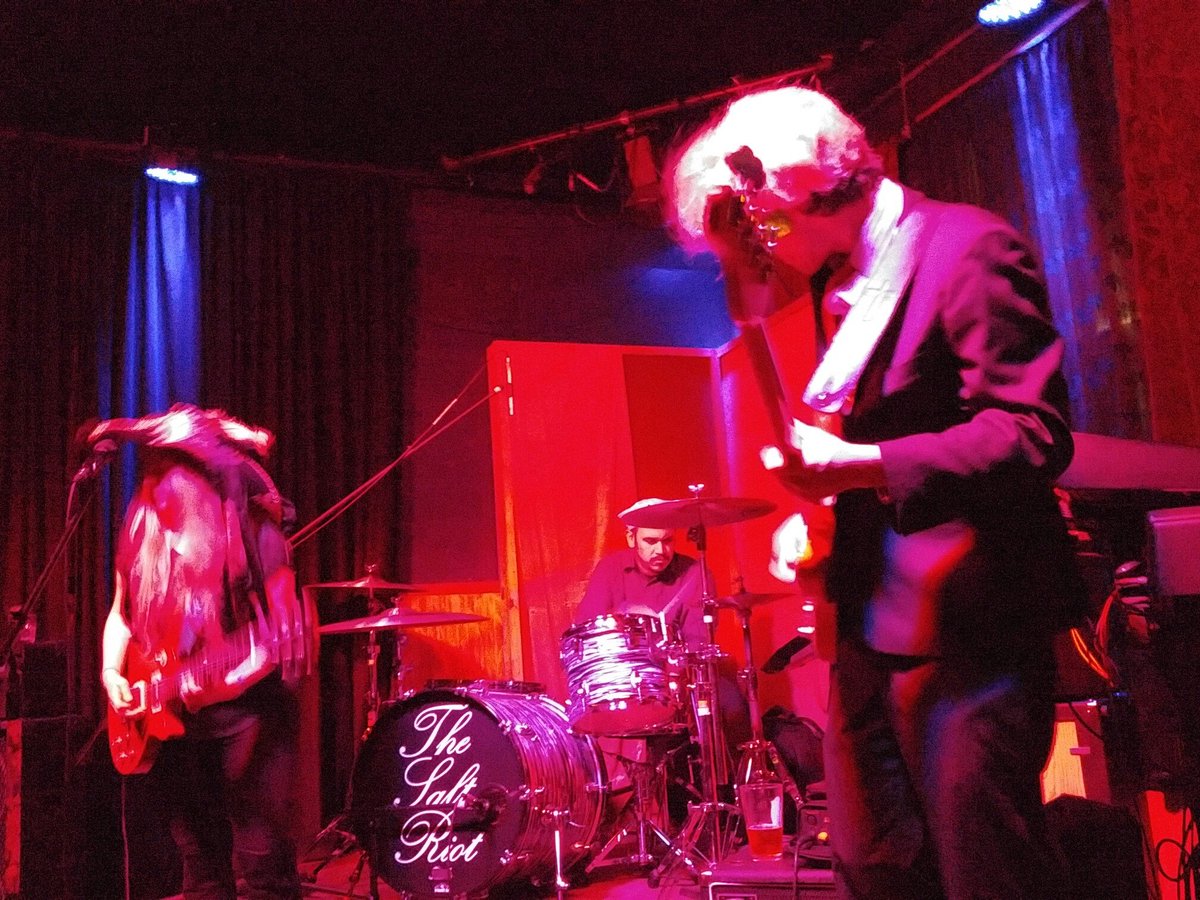 babycakesband's tweet photo. So happy to have @TheSaltRiot opening for us at #thegreenfrog #bellingham. Happy Halloween y'all. https://t.co/4xmonlXLcG