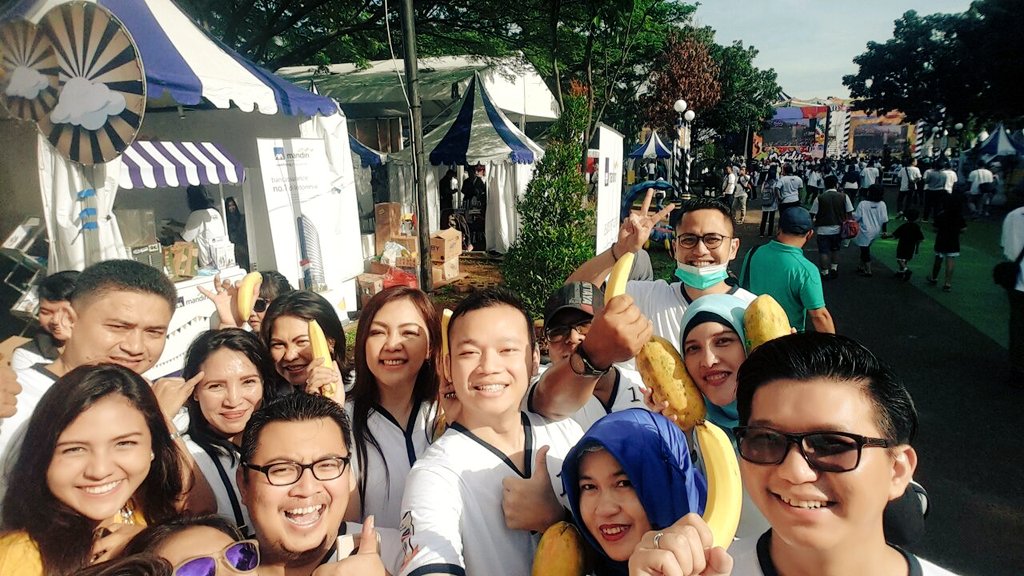 abby_aris's tweet photo. Sehat with axa mandiri,
Karena anda sangat berarti
1 hati 1 mandiri
@tisyediah @GalilaMaharipa  
#mandirikarnaval2016 
#proudofaxamandiri https://t.co/8vJgQMKkkH