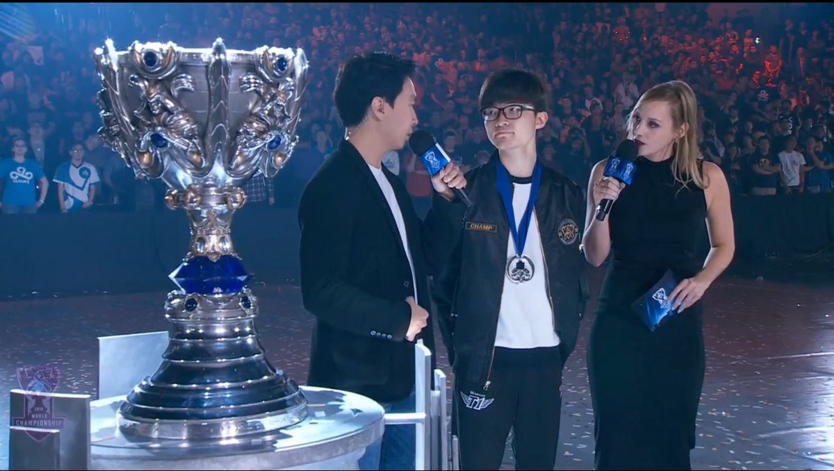 phcm_'s tweet photo. Mais uma taça pra coleção, merecido pra caralho, #FAKERGOD #SKTWIN #WORLDS https://t.co/3x0AoSZIqm