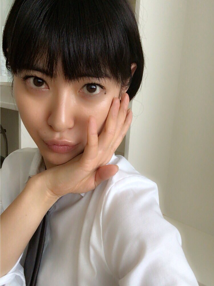 スターダストプロモーション制作3部 公式 瀧本美織 今夜9時 キャリア 掟破りの警察署長 第4話放送です 誘拐事件勃発で金さん今回も見逃さない 刑事課団結 実里も戦います ドラマキャリア フジテレビ 4のポーズ