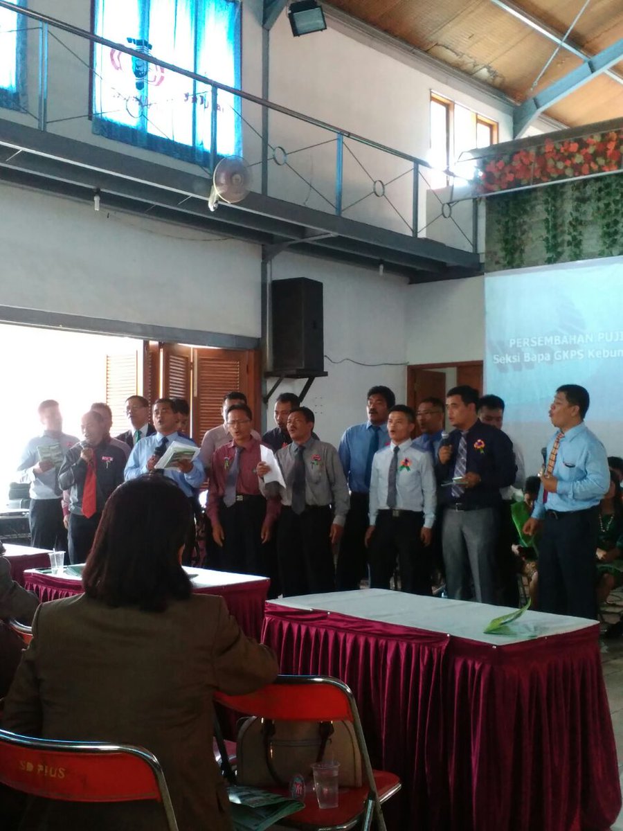 Pujian dari Seksi Bapa GKPS Kebon Jeruk dalam Kebaktian peresmian GKPS Tegal