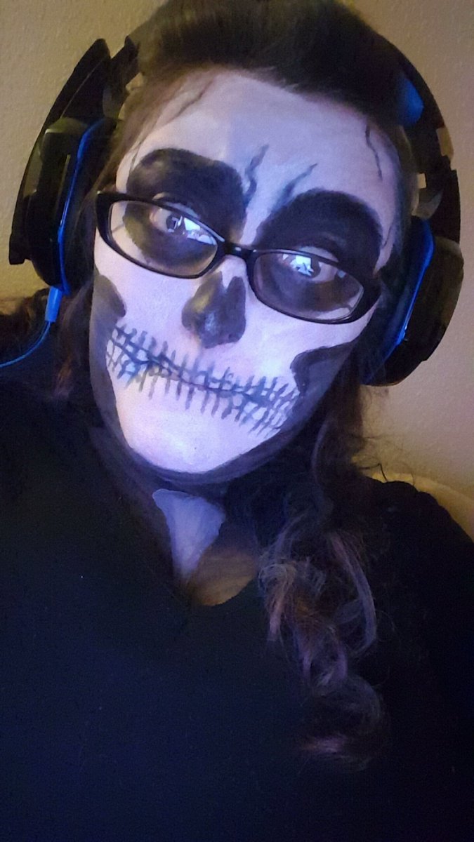 JXEPHOENIX's tweet photo. @Barrow_34 yep with my headphones on and everything #ThisSkeletalGirl #SayYesToBarrow #StrumLife #SayYesToPhoenix #SkeletonGitUpAsBarrowSays https://t.co/NaZUyP6jIK