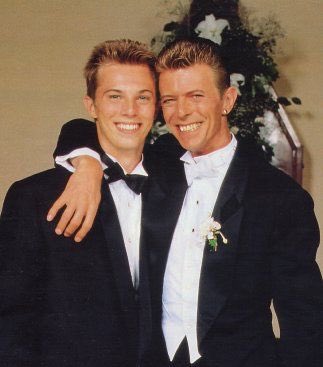 デヴィッド ボウイ 名言集 Auf Twitter しかし子供の成長ってのは実に早いもんだよねぇ ついこの間までヨチヨチ歩きをしていたと思ってたのに ふと気付いたら24歳のシリアスな青年になってるんだから 95年 写真 ボウイの息子ダンカン 現在映画監督として