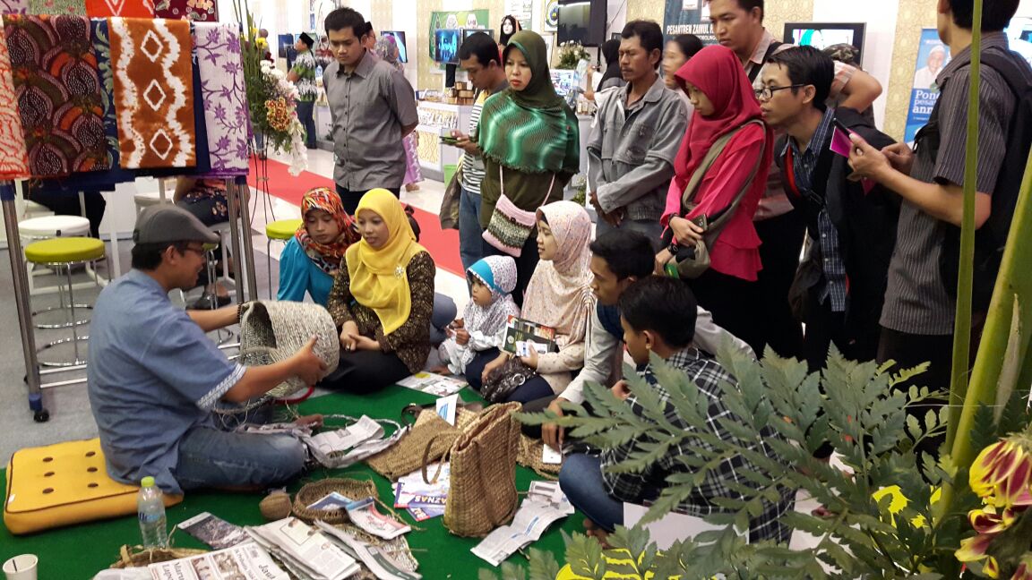 baznasindonesia's tweet photo. Liveshow kerajinan dari koran bekas di stan BAZNAS yang ada di #ISEF2016. #KebangkitanZakat https://t.co/1jDWc7gp73