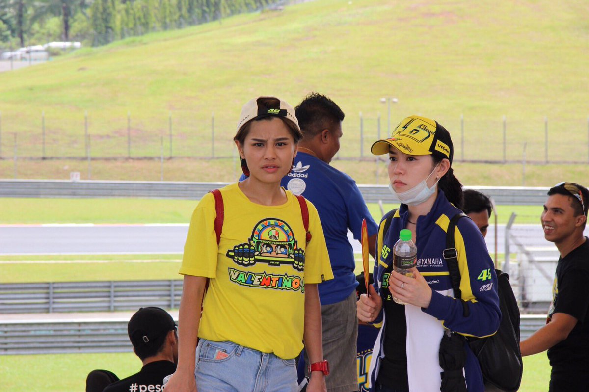 Tuh fans VR46 juga lagi neduh. Jadi pengen mayungin nih gilmoters. #EvalubeGoesToSepang #GilaMotoGP