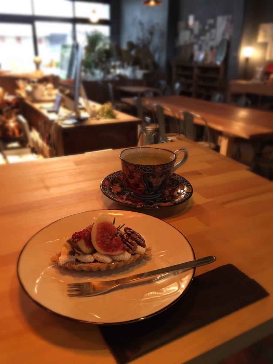 もにゃ A Twitter 蔵前 From Afar 倉庫 01 無花果とピーカンナッツのタルト 菊花茶 1050円 リノベーションした倉庫にカフェ と花屋と古いものすごくたくさん 店内全部が見渡せる特等席 人はいるのに静かでしっとりした時間 救われたような気持ち 幸せ 蔵前
