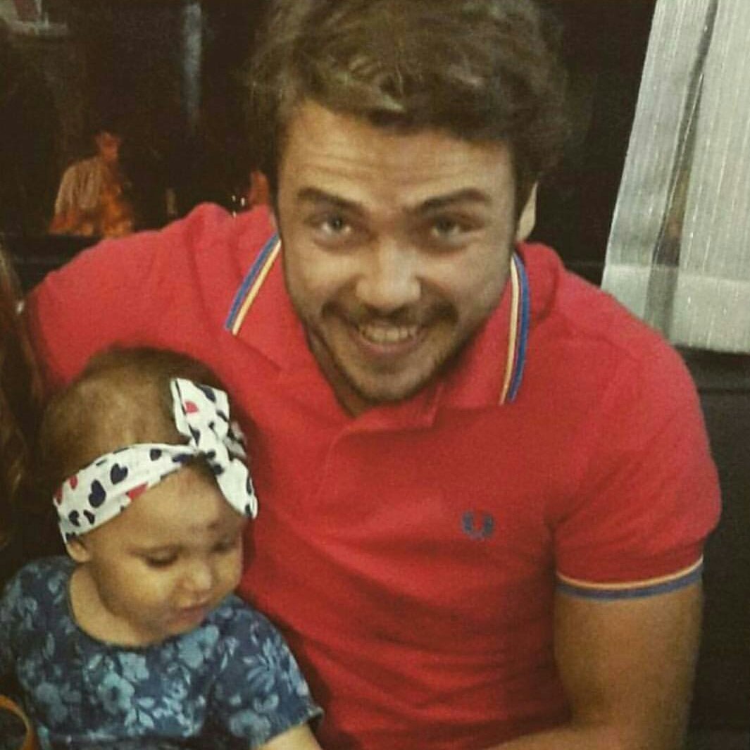 dearsaritas's tweet photo. Bebeklerle çekildiği her fotoğrafta bebeklerden daha bebek olmasının tatlılığı❤ Aşığım bu adama!😍 https://t.co/424QZaGz6R