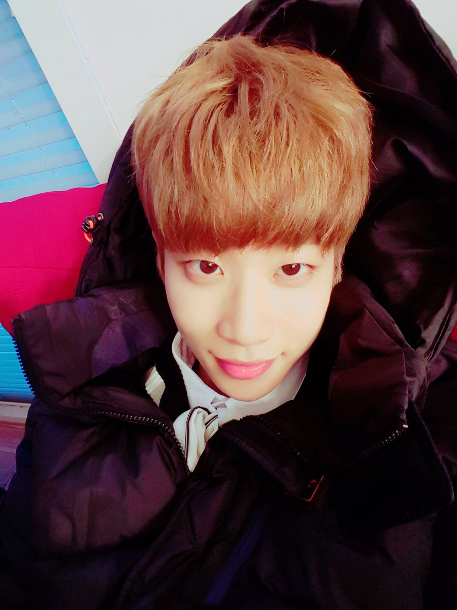 offclASTRO's tweet photo. 날씨가 춥구마잉! 제가 따뜻하게 해드릴게요~~ ><  글쓴이 MJ
#ASTRO #AROHA #아스트로 #아로하 #날씨 #따뜻하게 #MJ https://t.co/knv3JNhDj1