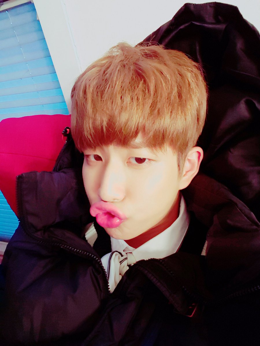 offclASTRO's tweet photo. 날씨가 춥구마잉! 제가 따뜻하게 해드릴게요~~ ><  글쓴이 MJ
#ASTRO #AROHA #아스트로 #아로하 #날씨 #따뜻하게 #MJ https://t.co/knv3JNhDj1