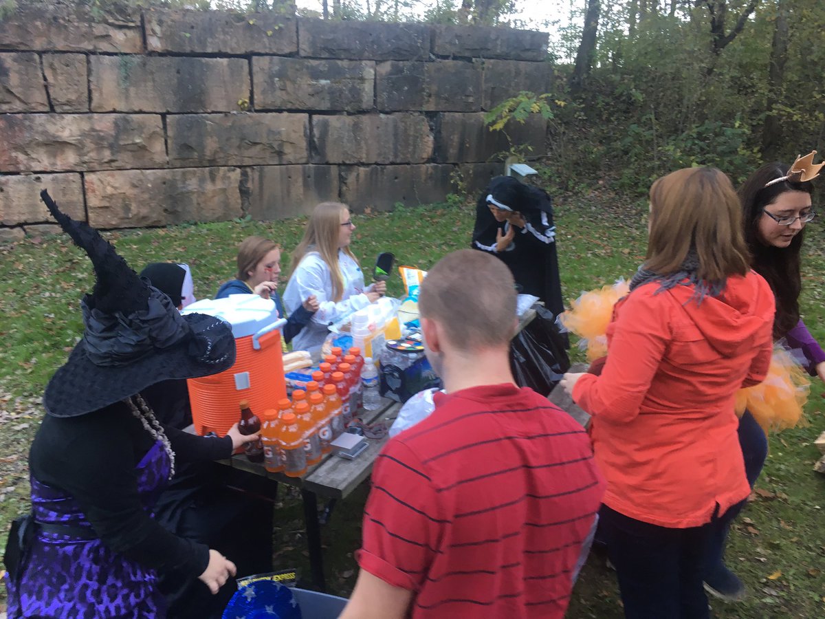TiptonFFA's tweet photo. Great group of FFA members helping out with cedar county conservation Vampire Valley. Great turn out. #LivingtoServe #TeachAg #IAFFA16 https://t.co/nBy5VzVFaw