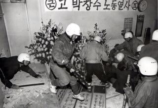 photo_jjang's tweet image. 설마 경찰이 시신을 강제로 빼내서 강제로 부검하겠냐는 분들께 보여주고 싶은 사진. 대한민국 경찰은 안치실 벽을 해머로 깨고 들어와 시신을 강제로 빼내간 전력이 있음