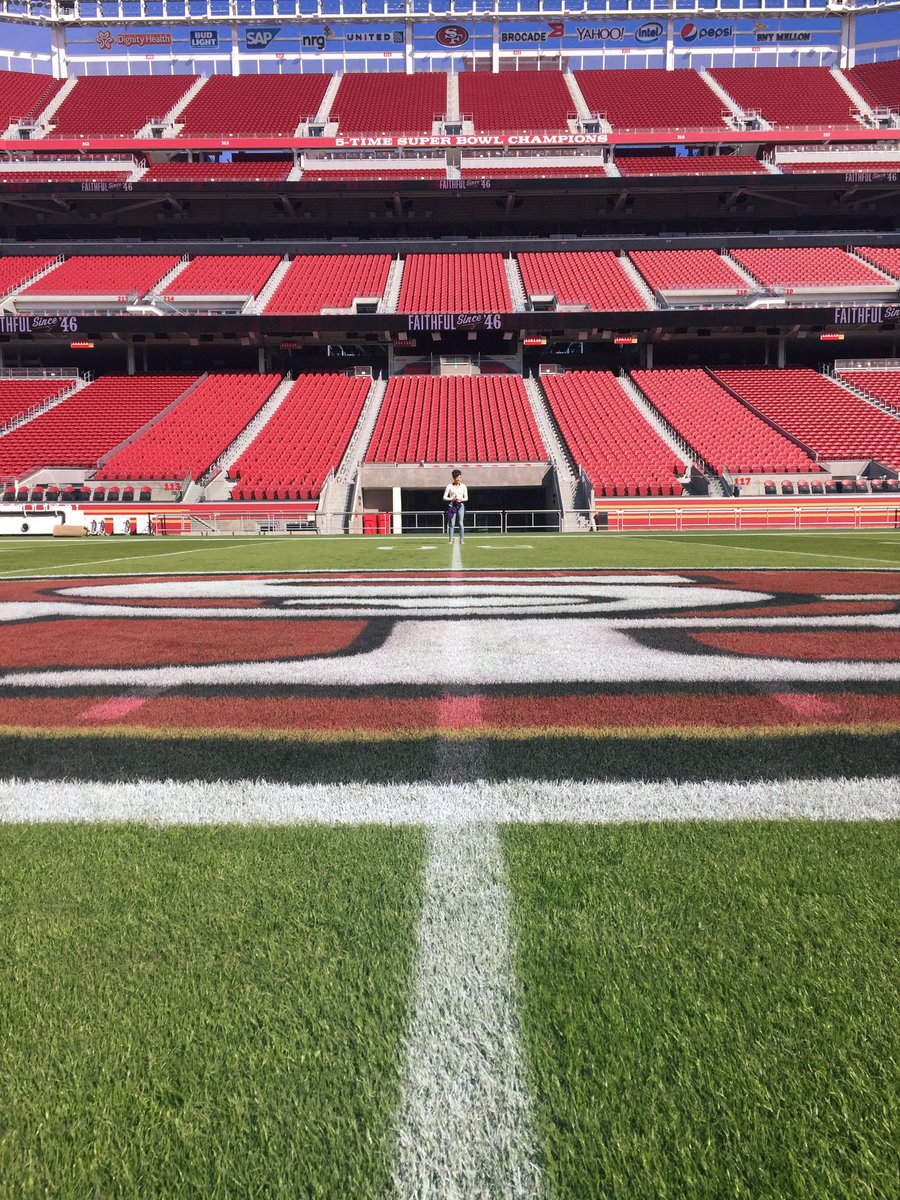 calybev's tweet photo. Here I am in the @49ers stadium... if you zoom in you can see me😂 https://t.co/Wilx1xWCby