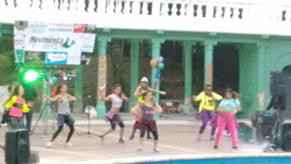 DeporteMuniCba's tweet photo. #Zumba #Fiesta 🎉🎉🎉 #MovimientoSaludable en Natatorio Parque Sarmiento. #Ahora Música, Baile, Sorpresas y mucho más. Acercate y participá. https://t.co/uj83NKLKO1