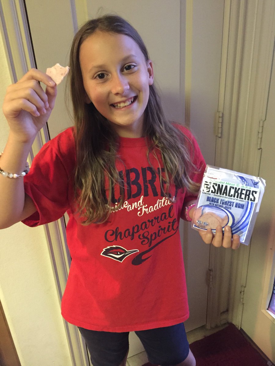 TheWendyOuten's tweet photo. Autumn loves these #Delisnackers #GoodForEmSnack @LandOFrost @Influenster #contest https://t.co/nAO0tCWVze