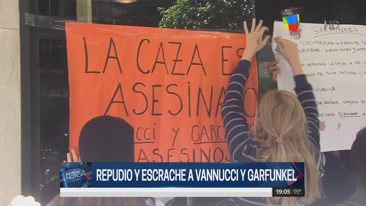 AmericaTV's tweet photo. Indignados, proteccionistas escracharon el local de lencería erótica de Vannucci
#AméricaNoticias --> https://t.co/WyEU8vhjnL https://t.co/P7ydWkcz0J