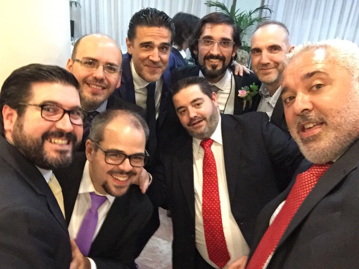 GenteDeFallas's tweet photo. En la boda de un grande, el señor Pons y con buena gente, de la que vale la pena. https://t.co/uEeyhlCwIF