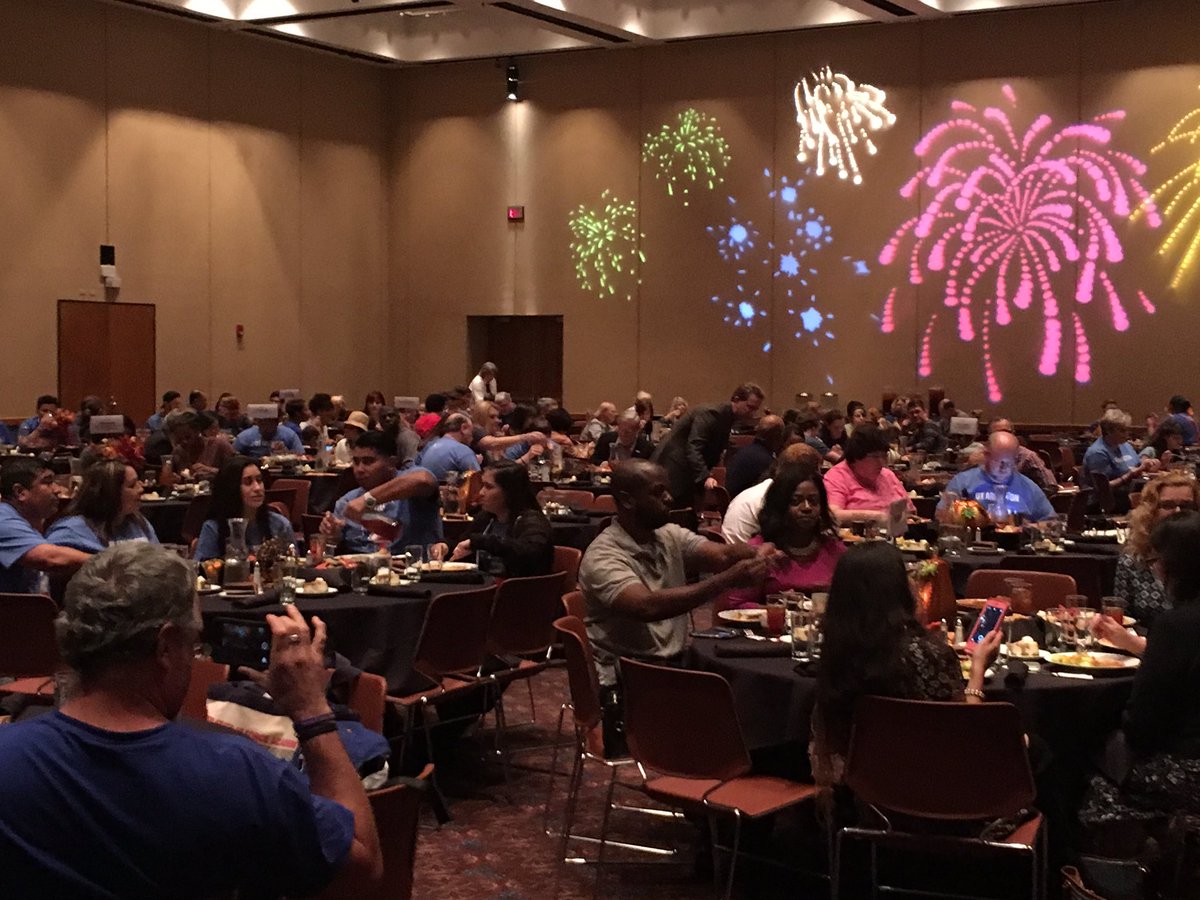 VistaspKarbhari's tweet photo. A big Maverick Welcome to everyone at the Parent and Family weekend dinner at @utarlington https://t.co/KGHTANxgDb
