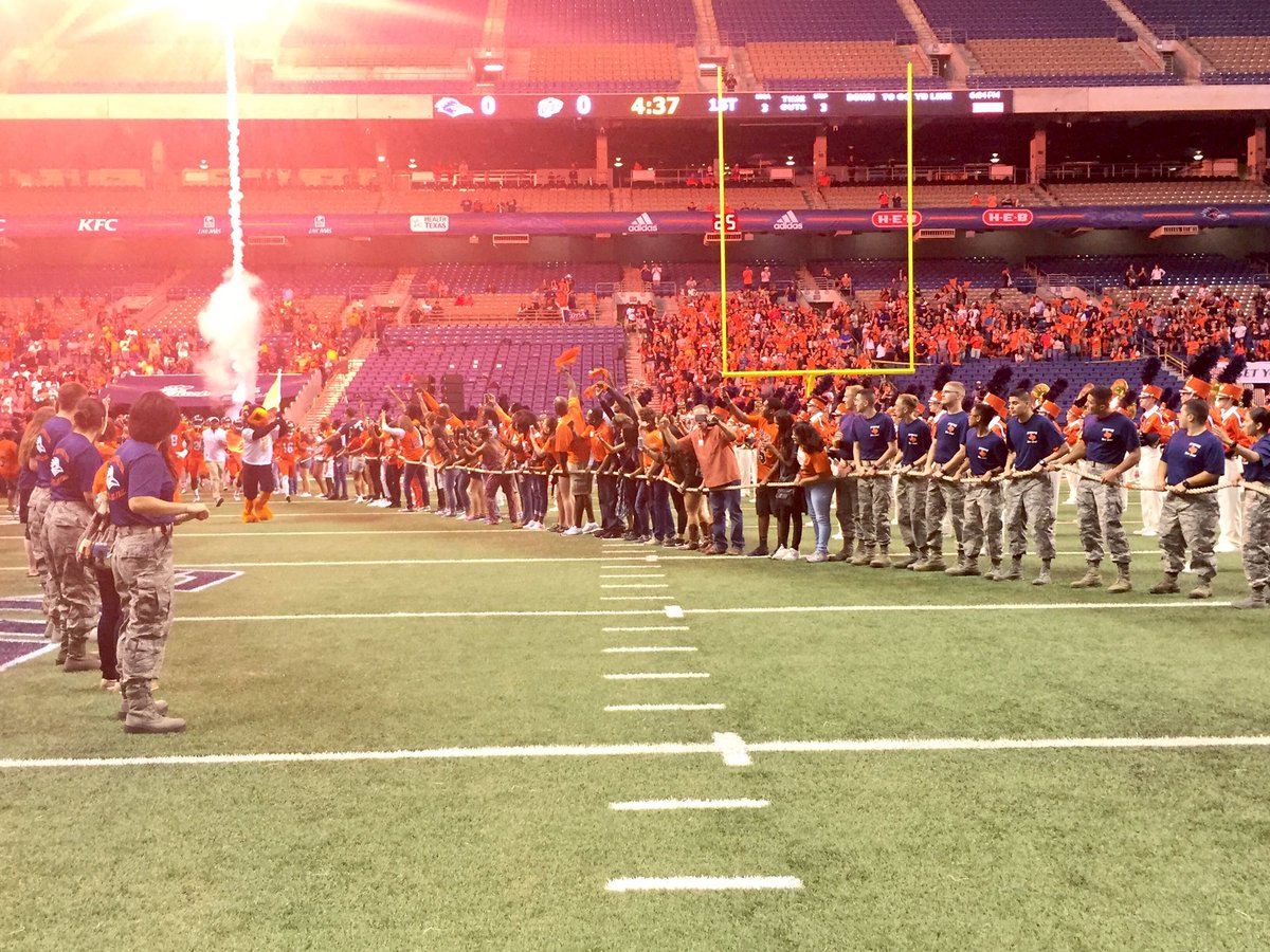 UTSA's tweet photo. Get those Birds Up. It's Game Time! Go, 'Runners, go! #UTSA #UTSAHC2016 #AllHandsonDeck https://t.co/zXJ7jVUnRB
