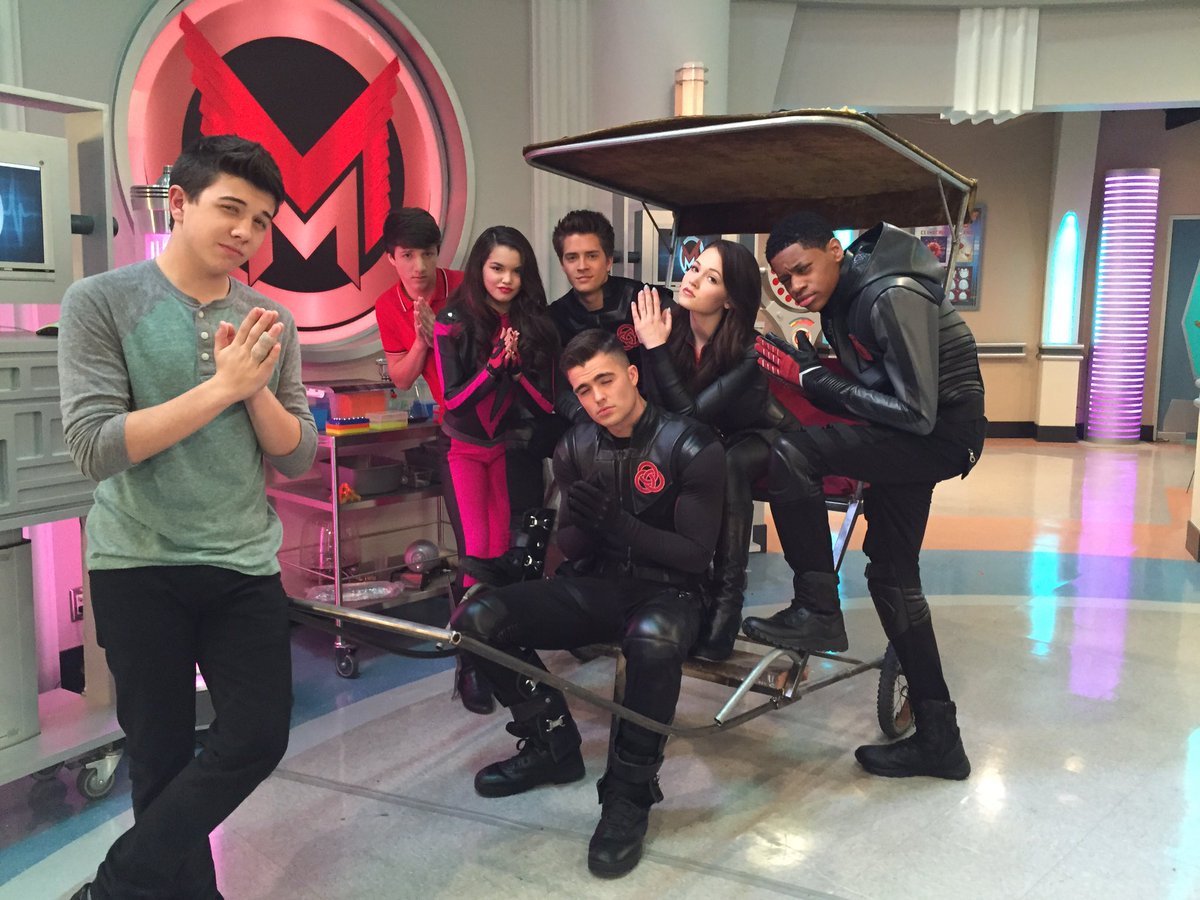 parisberelc's tweet photo. Photos from the crossover episode😜 https://t.co/Rx0QDaKzDn