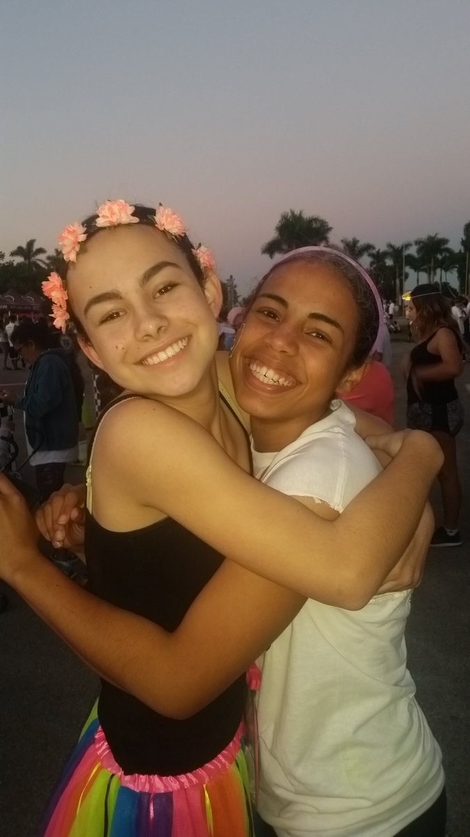 PorzioAmy's tweet photo. #blacklightrun amazing night https://t.co/KtsCKXC4Yk