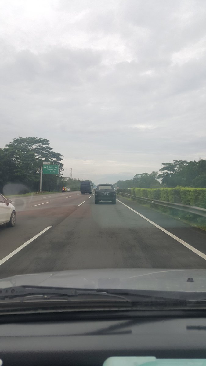 Tol jagorawi. 
Polisi ngawal  B 1173 SA 
Berisij banget toa bunyi terus. 
<a href="/TMCPoldaMetro/">TMC Polda Metro Jaya</a> silahkan cek cctv jagorawi