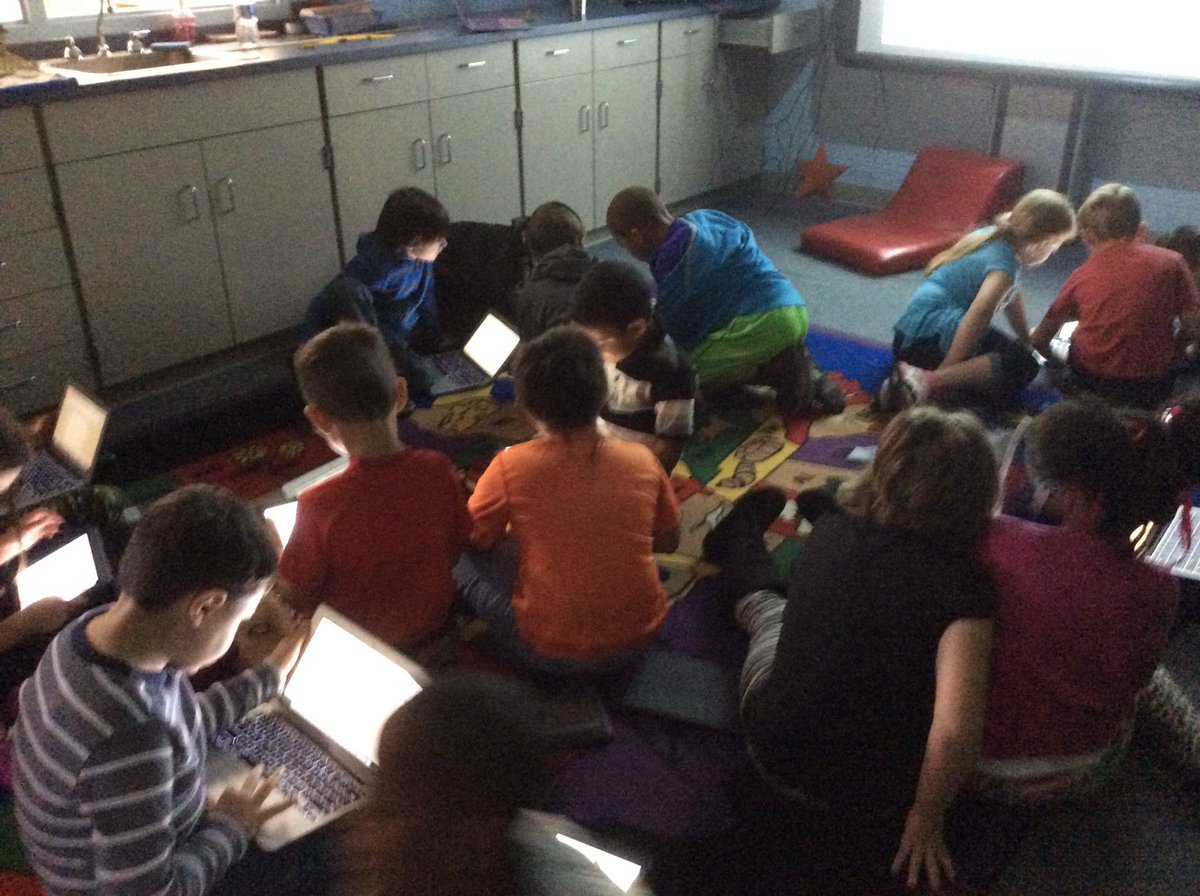 karen_kglover's tweet photo. 2nd graders using #Googledrawing and #Tinkercad to create and print 3D designs. #makered @ForrestHuntElem @Makerspaces_com https://t.co/G24ohJyjgN