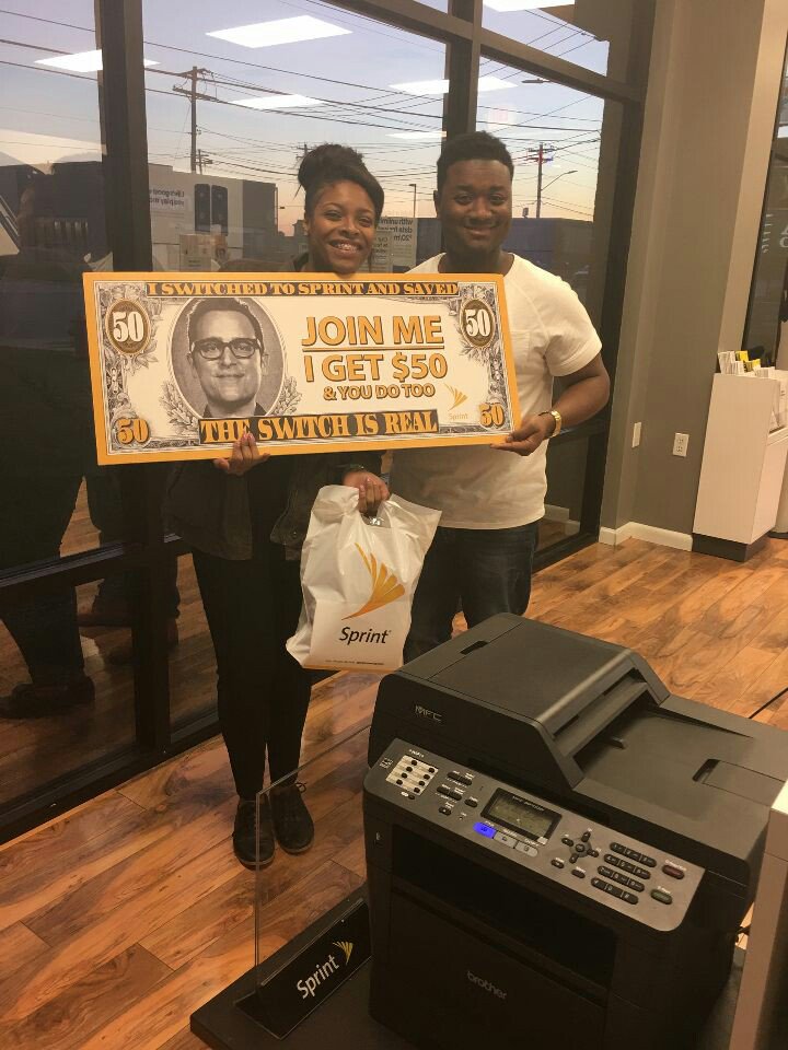 FullCountjj's tweet photo. @antoinefauria makin friends and handing out checks @SprintConway #switchlikepaul @AprilToll @SprintSCentral @JonDBlitz #$100referrals https://t.co/qdh3CTrkh9