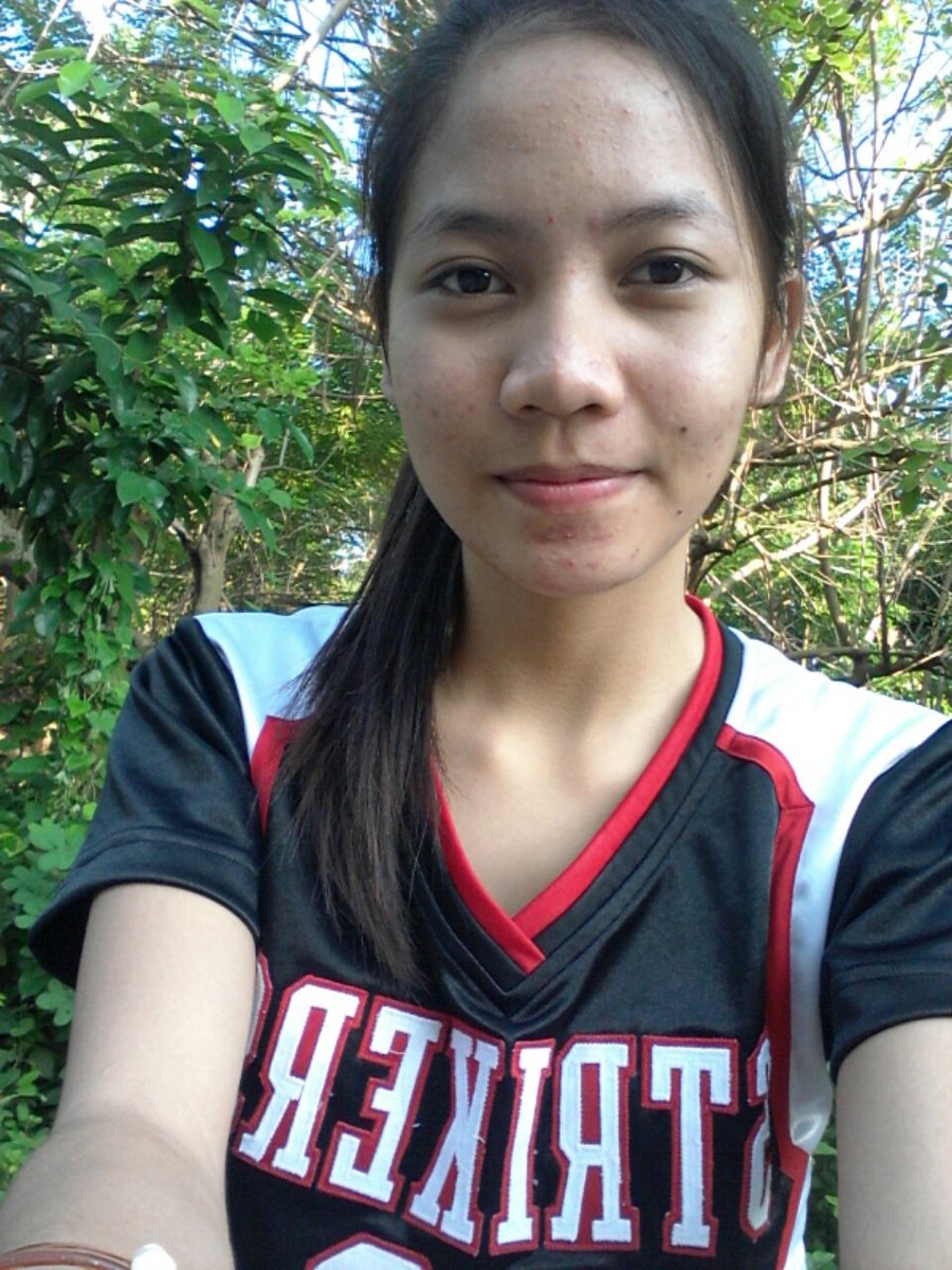 _kimpressive's tweet photo. Kasing pink ng lips ko yung pimples ko😂😂 #jogging #earlier #withclassmates! Good Morning!! https://t.co/5Pg6DyapzH