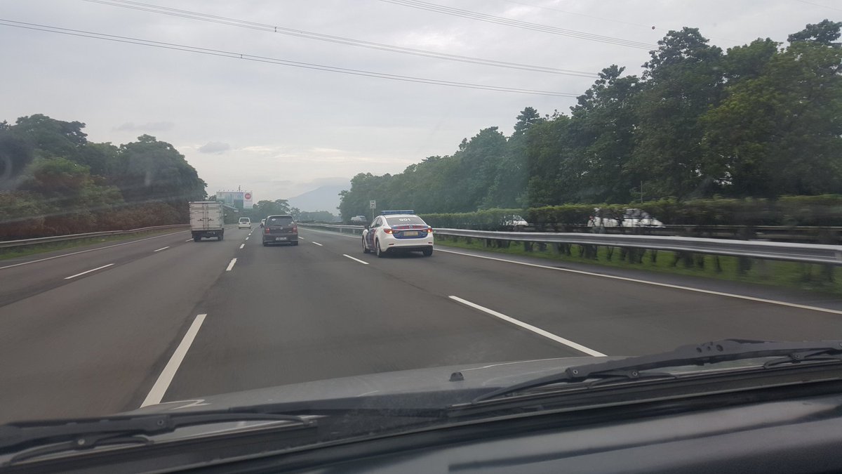 Nih mobil yg ngawal mobil plat sipil di jagorawi. Sirine meraung terus.Kalah ngawal presiden.No plat kepolisian122580 - VIII@TMCPoldaMetro