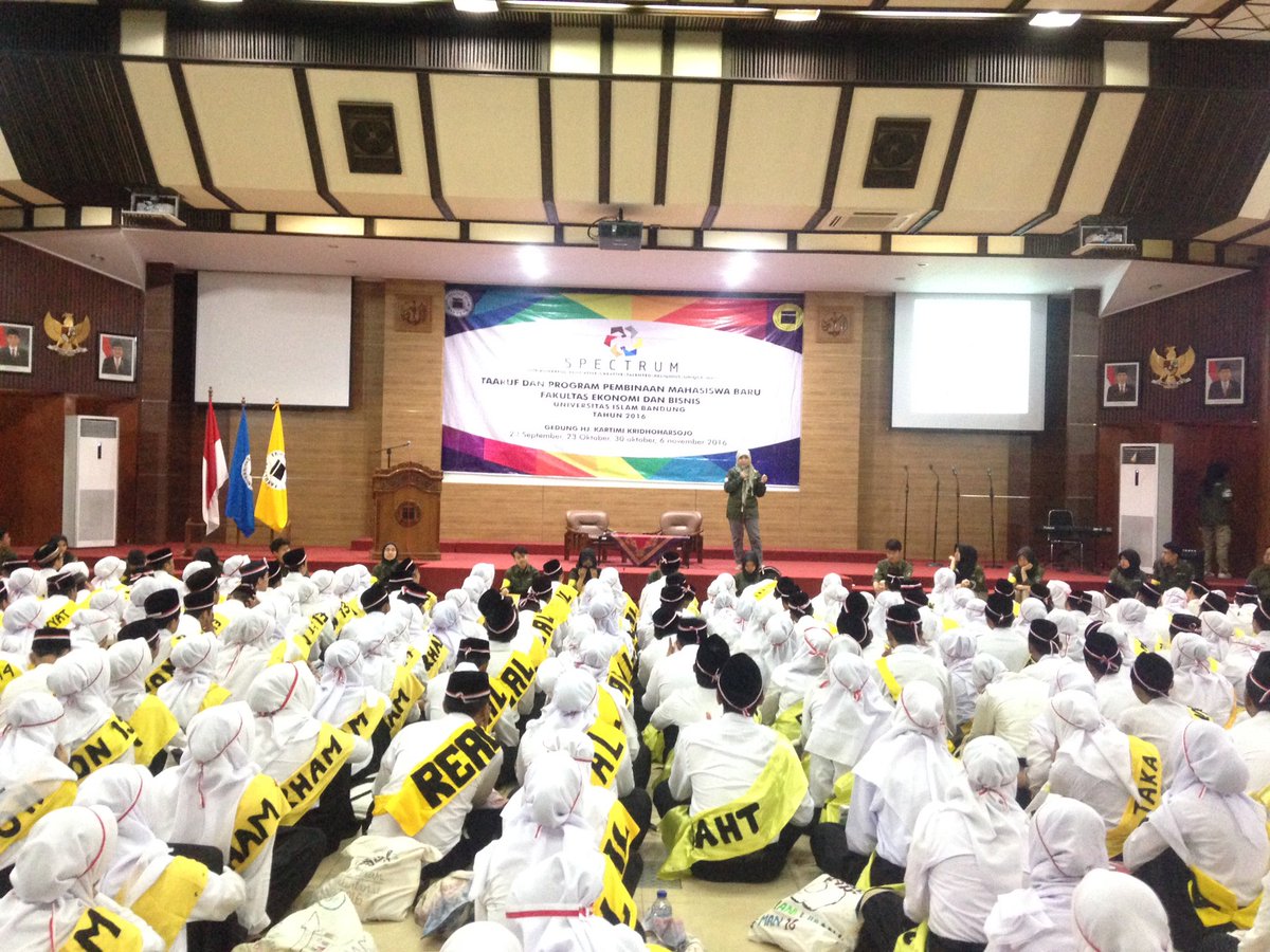 Wakil dekan 1 bu Asnita frida #ekonomisatu #unisba #ppmb2016