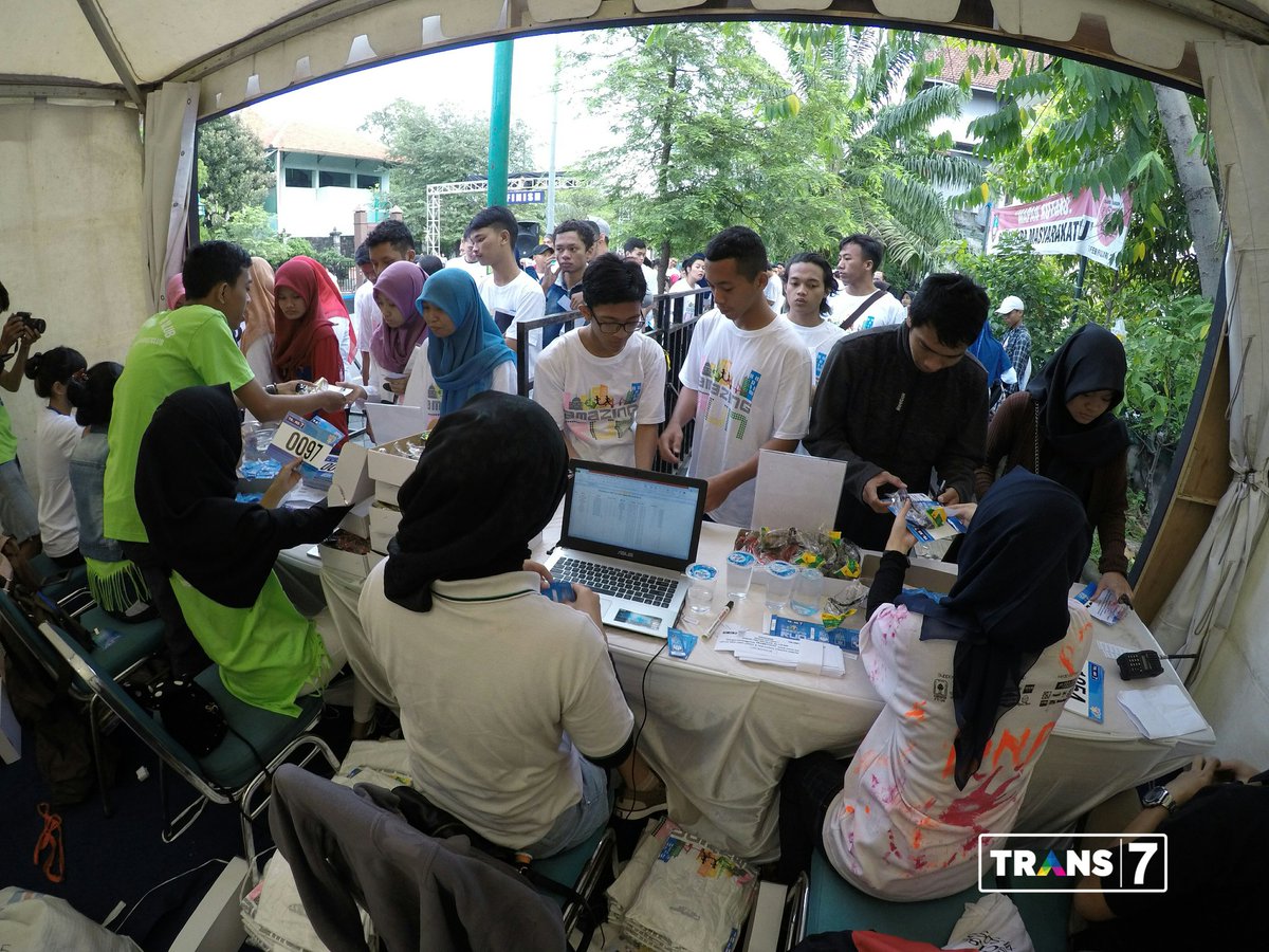 TRANS7's tweet photo. Peserta sdh #AmazingRunSolo memadati area registrasi ulang pagi ini di Kawasan Ngarsopuro Solo. #EksisAbisSolo https://t.co/18fNyf5Hhp