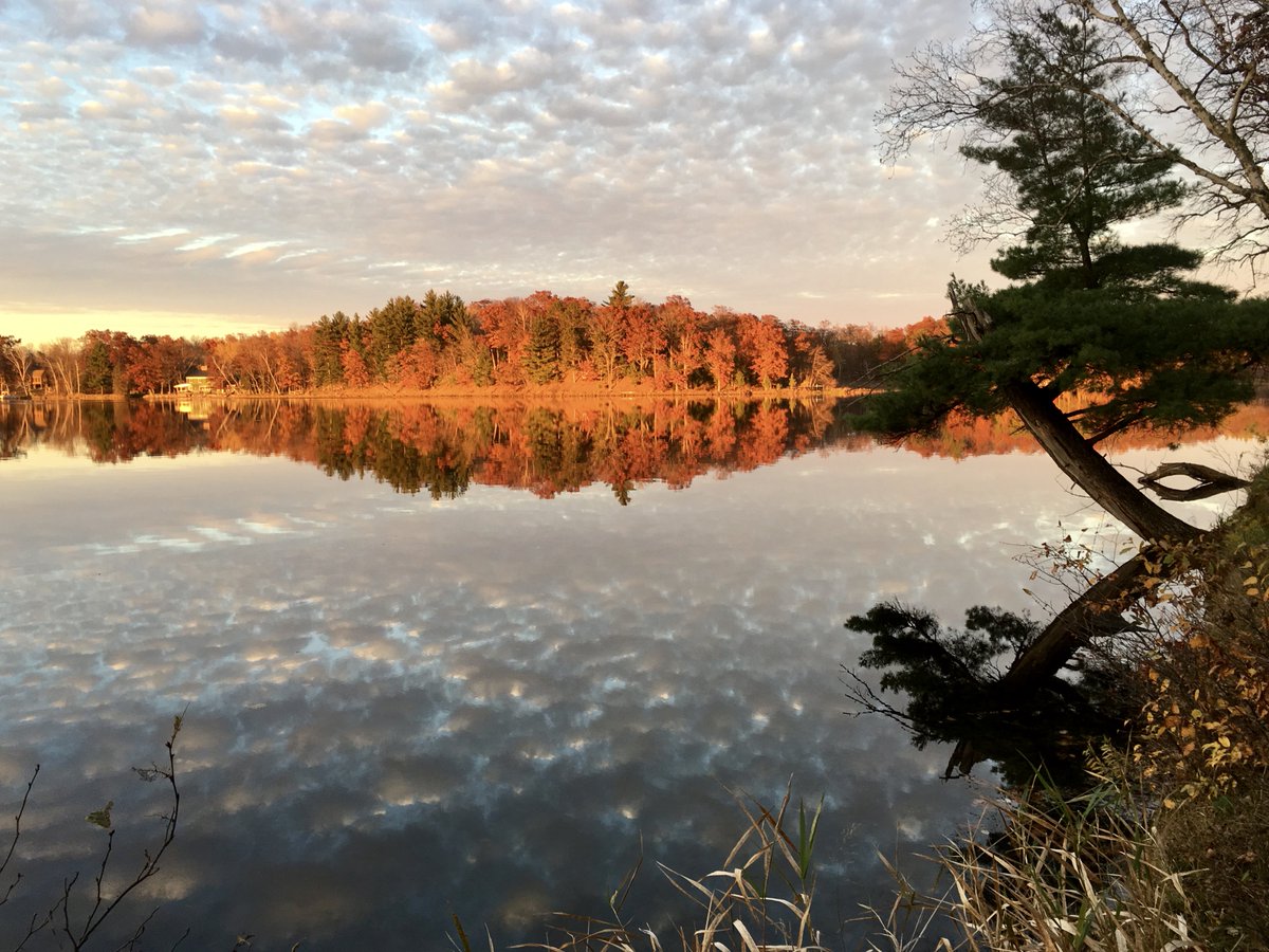ThisDayInPixar's tweet photo. Such a beautiful day today! #FallInMinnesota #NotPixar #sunset https://t.co/1dcJgI4Mdg