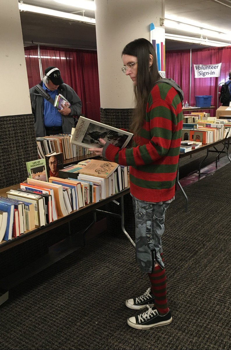 GhostAtTheGate's tweet photo. gorgeous fall day, feels like #halloween ~ i spent the a.m. at #multcolib sale finding cool #vintage #books for the #lostandfound #blog #PDX https://t.co/ljU5wm0Vyb