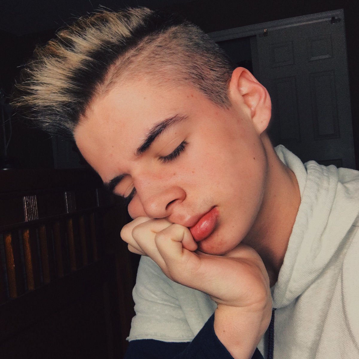zachclayton's tweet photo. tired boy ✨ https://t.co/O3Z5d5Uv55
