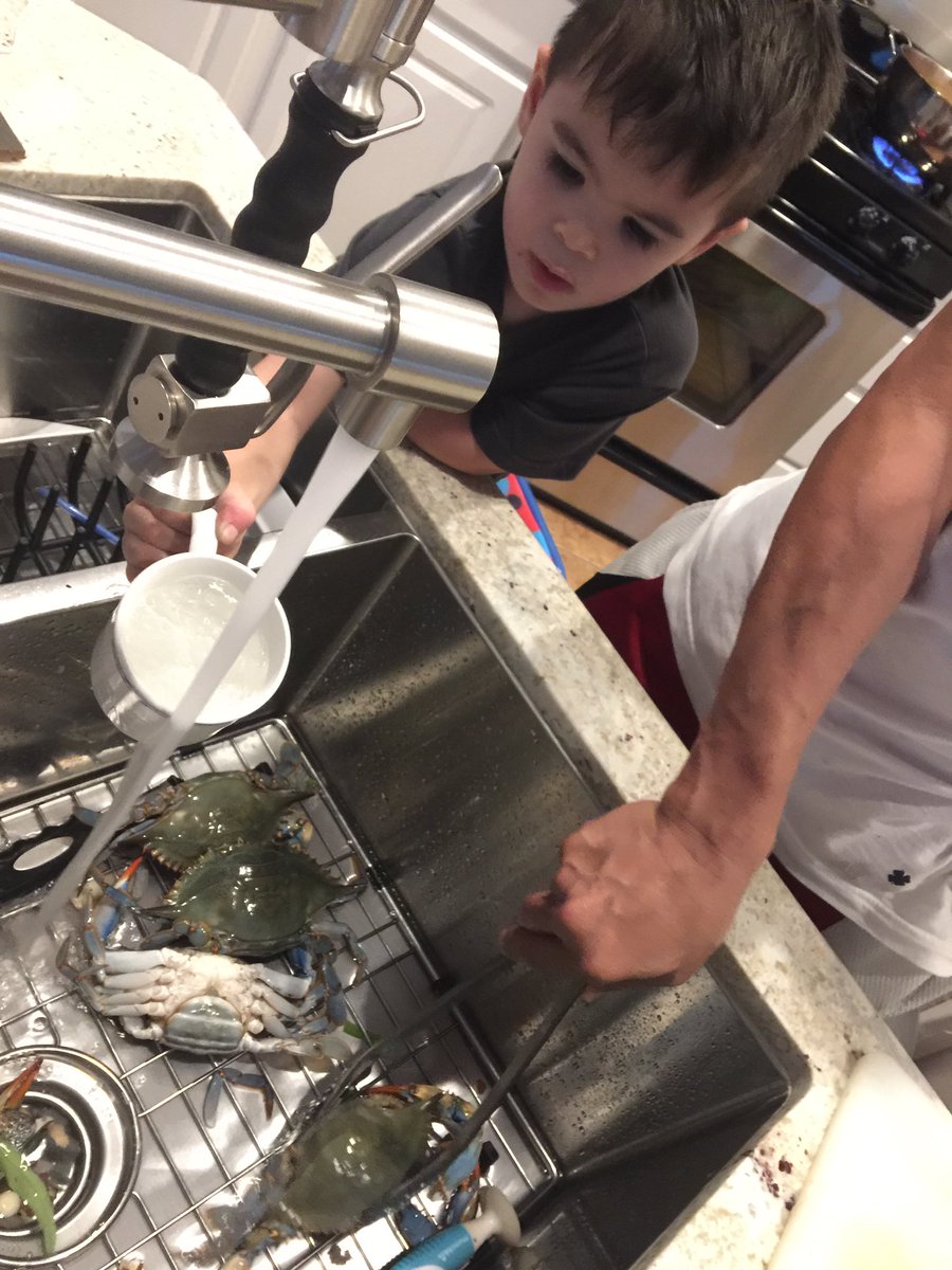 michaellucasAW's tweet photo. look at those nasty crabs. i hope they don't get my mommy! https://t.co/UYMuNhfOSt