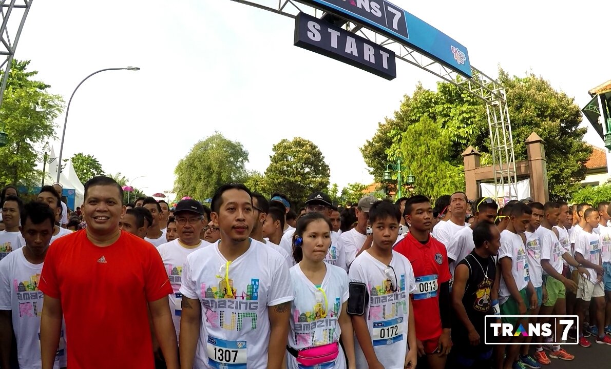 TRANS7's tweet photo. Bersiap! Pelari dilepas oleh Walikota Solo Bpk. F. X. Hadi Rudyatmo di garis start. #AmazingRunSolo https://t.co/Z7W34cEltc